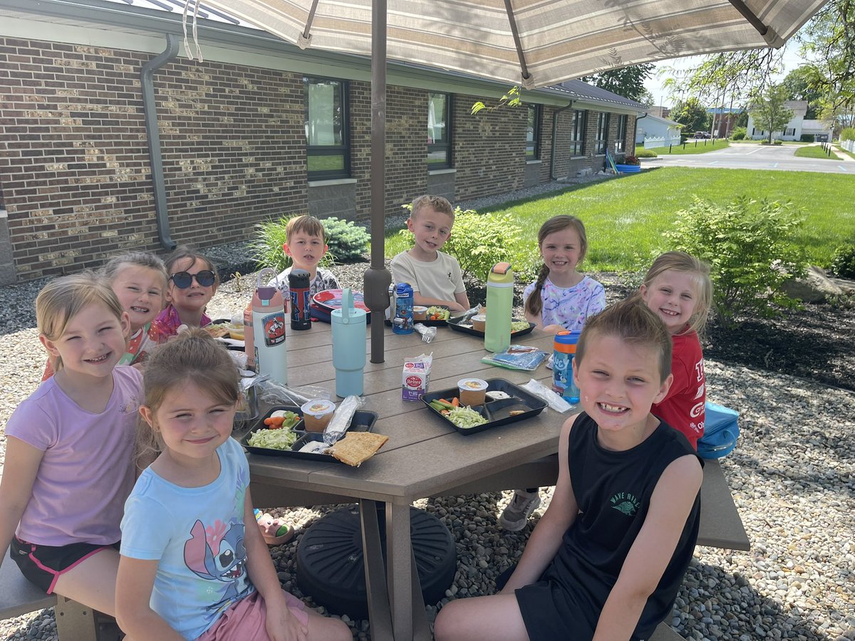 cv_ecc's tweet photo. Our K students were treated to a picnic lunch for being the top flower fundraiser sellers! Thanks for supporting our fundraiser! https://t.co/Ba7ahBFK08