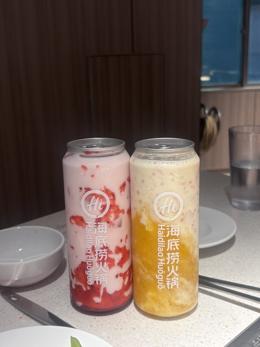 risa_ilsang's tweet photo. ハイディーラオで
「缶でもらうにはどう頼めばいいですか？」って聞いただけなのに、
なぜかマンゴーとイチゴの缶ジュースを2本もサービスしてくれた…
間違ってもないし怒ってもないのに、
こういう気遣いにほっこりした☺️ https://t.co/rpdsN2Pgur
