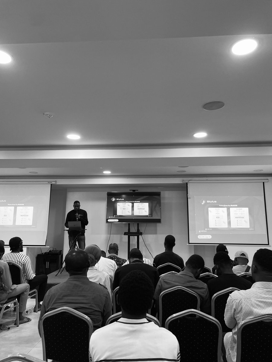 Fembros1's tweet photo. I talked about Arbitrum and its technologies, &amp; why builders should choose Arbitrum as their go-to chain.

As a builder, Arbitrum has everything you need to make you thrive. 

Also, with Stylus, you can easily deploy contracts on Arbitrum in Rust.

https://t.co/6et96Fimjr https://t.co/0hD3abuFyb