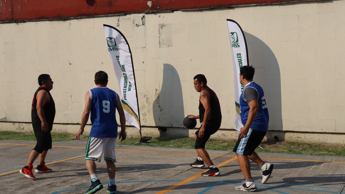 Promoviendo la cultura del deporte y una vida saludable, el #IMSSVeracruzSur realizó un cuadrangular  de básquetbol en el que participó la Sección IV del SNTSS, fortaleciendo el compañerismo y la sana convivencia. 🏀🏅
