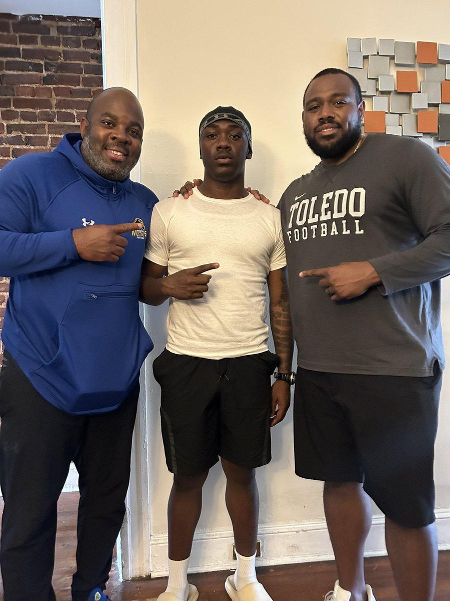 Thank you <a href="/CoachNCole/">Coach Cole</a> for stopping by for a house visit !! Had great conversations and very excited for my Official visit in the fall!!! #Weball <a href="/MustangGang410/">Mervo H.S. Football</a>