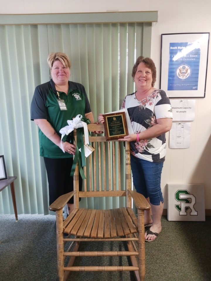 Congratulations to former SRES Cafeteria Manger Karen Burford on her retirement!  She retired in December and stopped in today to receive her rocker and plaque!  She is pictured with Food Service Director Farrah McCracken. Best wishes, Karen!