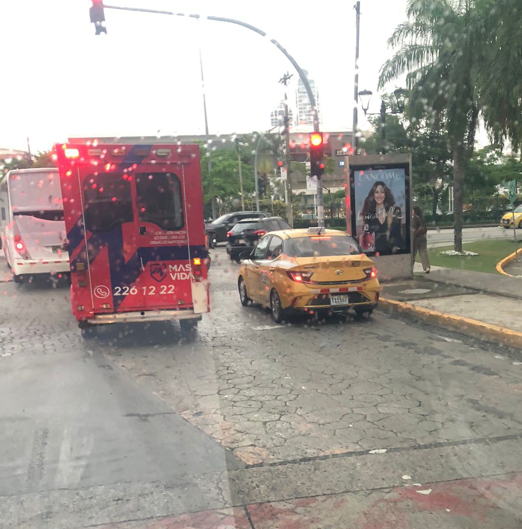 robber1982's tweet image. El conductor del taxi estacionado en el semáforo obstruyendo la ambulancia.  A pesar de la alarma sonora de la ambulancia y a un llamado por el megáfono de parte del conductor de la ambulancia, el taxi nunca se movió ni le interesó.