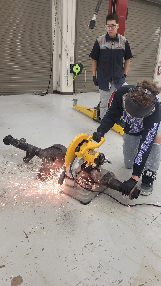 AutoHarlan's tweet image. It's Friday! Just cutting up on the auto shop. @NISDHarlan