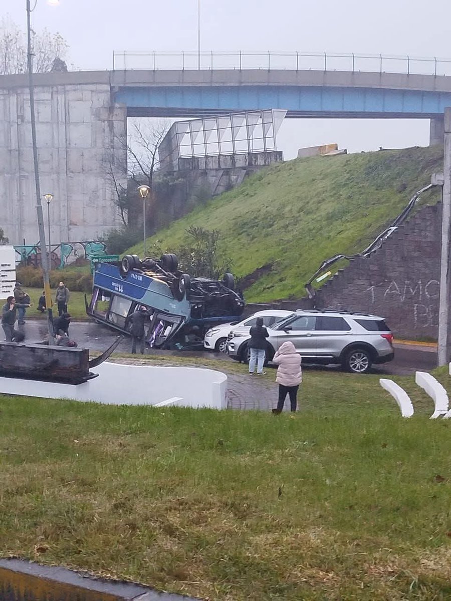 cvalenzuelae's tweet photo. LO ÚLTIMO! Taxibús cae de paso sobre nivel y queda #volcada en #Chiguayante. Se reportan dos personas fallecidas. Trabaja personal de emergencia. (vía @OctavaBioBio) https://t.co/375U9TuvyW