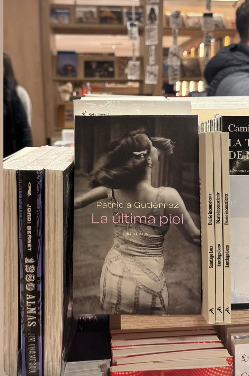 Lluvias todo el fin de semana. ¿Saben qué pueden hacer? Comprar La última piel, un chocolate, servirse una taza de café y sentarse a leerlo.