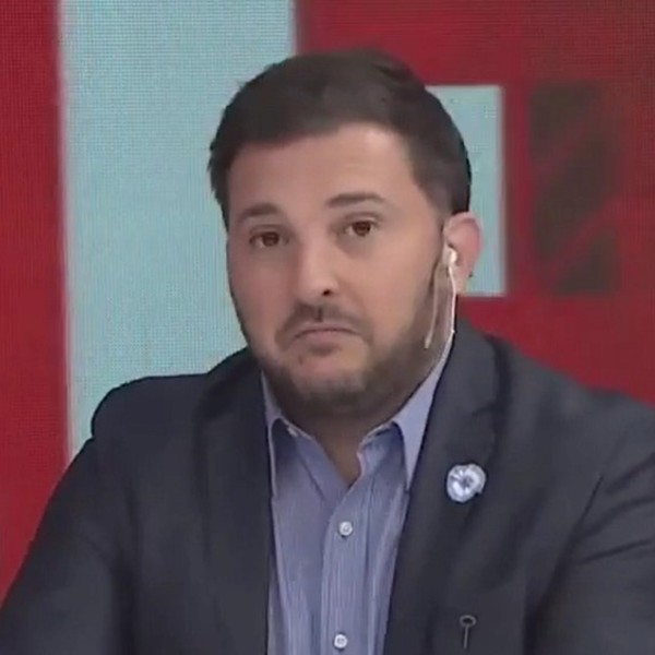MARCELOFAVAOK's tweet photo. CENSURA.

DIEGO BRANCATELLI, FUE A PEDIR A LA JUSTICIA QUE LES TAPE LA BOCA A TODOS LOS MEDIOS Y NO SE HABLE DE SU TREMENDA INFIDELIDAD.

ESTE SUJETO PIDE QUE "PIENSEN EN SUS HIJOS", COMO LO PENSO EL,  CUANDO LA CUERNEO A LA MUJER, PENSO EN SUS HIJOS ?

UN SINVERGUENZA🤬 https://t.co/BzgjTcMzjB