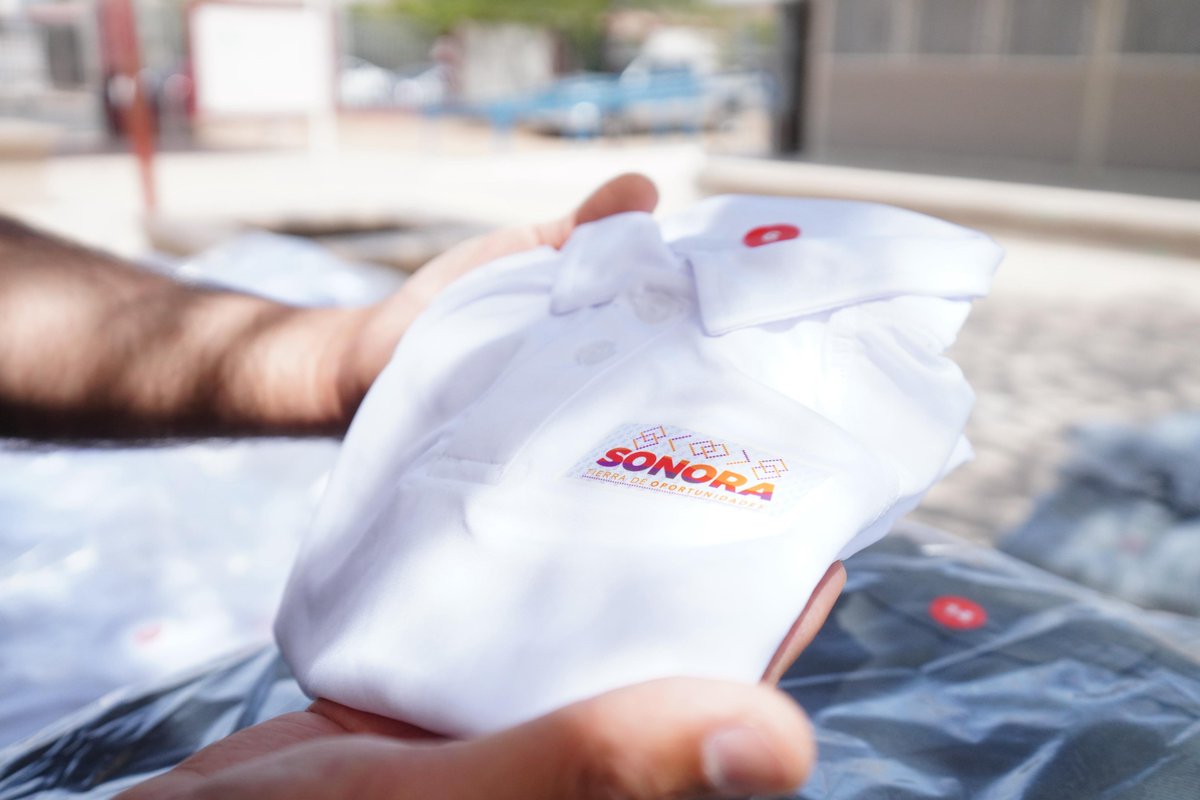 AlfonsoDurazo's tweet photo. ¡Ningún estudiante de educación básica se quedará sin su uniforme escolar!

Este martes 20 de mayo arranca la distribución formal y a tiempo para que niñas, niños y jóvenes reciban sus uniformes antes de salir de vacaciones.

👕 Las imágenes lo dicen todo: ¡estamos listos!

#SonoraConUniforme