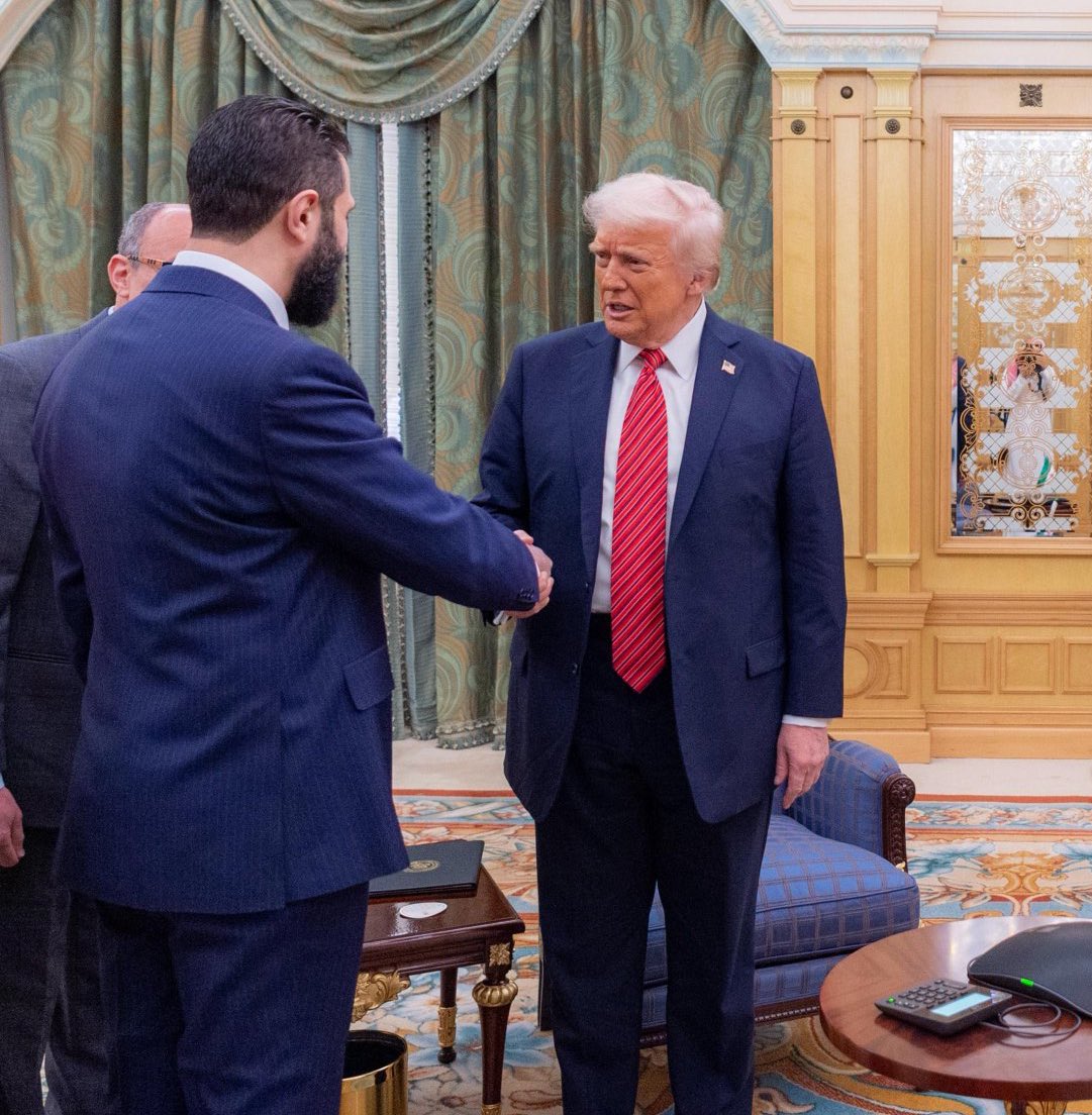 alrougui's tweet image. ترمب لفوكس نيوز عن كواليس الاجتماع مع الشرع : 
ولي العهد السعودي تحدث معي بنبرة صادقة من القلب بشأن رفع العقوبات عن سوريا ، وقال ولي العهد  لي إن العقوبات تُدمر سوريا وإن السوريين لن يتمكنوا من الوقوف على أقدامهم تحت هذا الضغط .

- عندما التقيت بالرئيس السوري قلت له إن لديك ماضٍ…