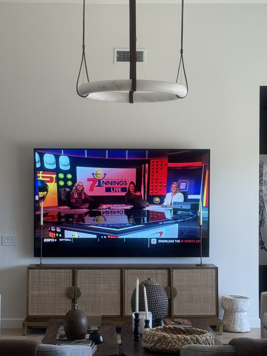 Love seeing my friends on my teeveee. <a href="/KrisBudden/">Kris Budden</a> <a href="/notarabledays/">Tara Henry</a> <a href="/vidalestori/">Tori Vidales, OLY</a>