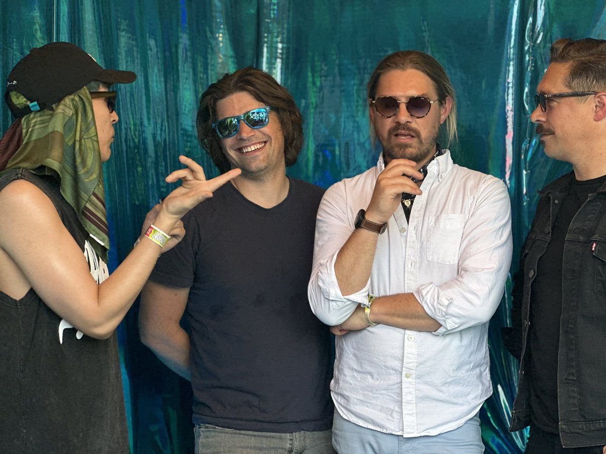 ExaFM's tweet photo. Momento de nostalgia con @hansonmusic desde el backstage del #tecateemblema2025 ✨🎶🙌
#EmblemaEnExa https://t.co/VLhjqhhqZB