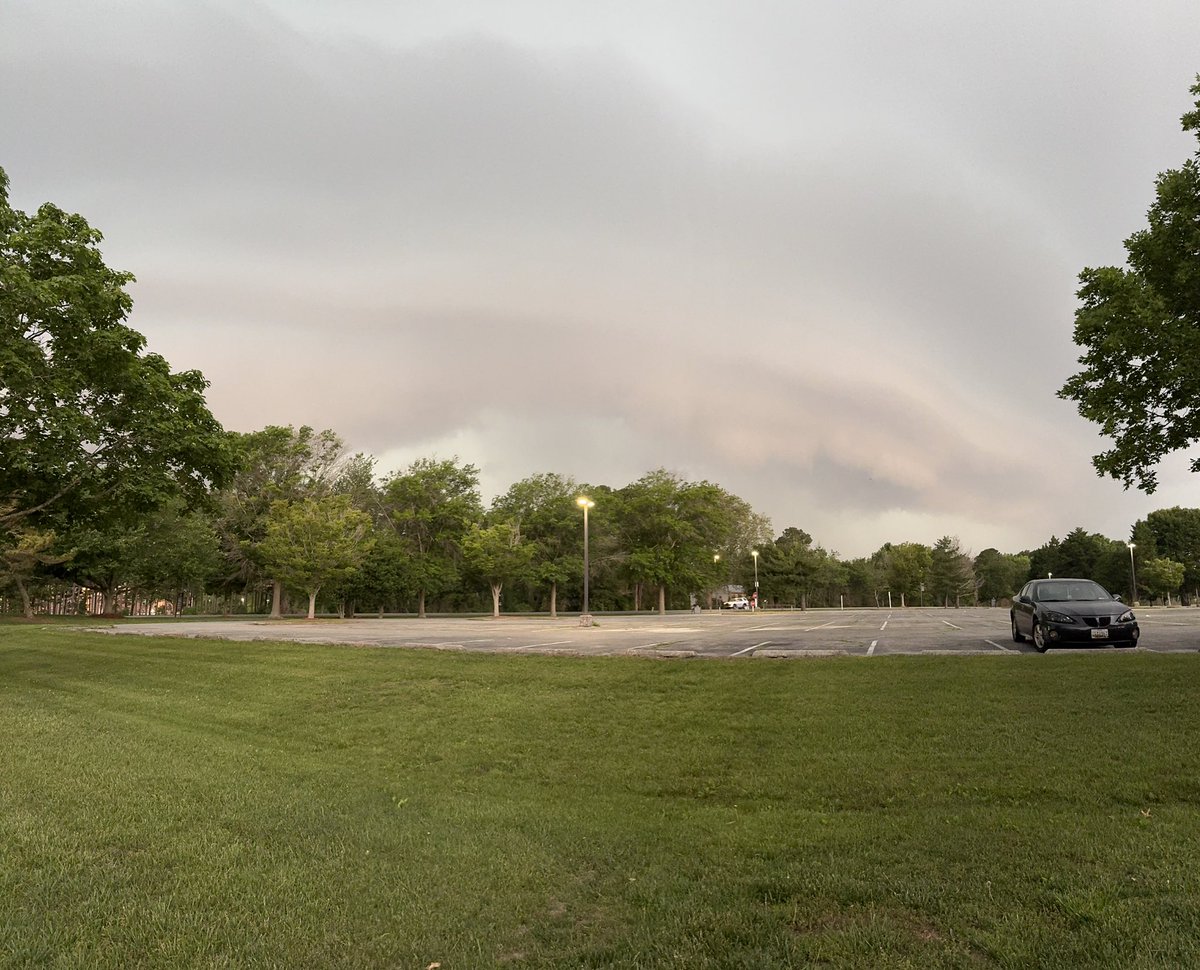 SarahAshComm's tweet image. Caught some shelf cloud action ahead of the line of storms in Princess Anne ⛈️
@AhlfWx @RichWirdzekWx @JakeGrantwx