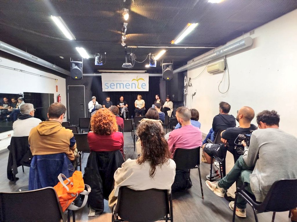 A Festa da Língua começa com a mesa redonda: "A imersom linguística em debate", umha oportunidade para contrastar novas estratégias de revitalizaçom linguística e cultural no ensino. O nosso agradecimento às participantes: @agalnh, <a href="/amesanl/">A Mesa Normalización Lingüística</a>, NEG e <a href="/EHIkastolak/">Ikastolen Elkartea</a>.