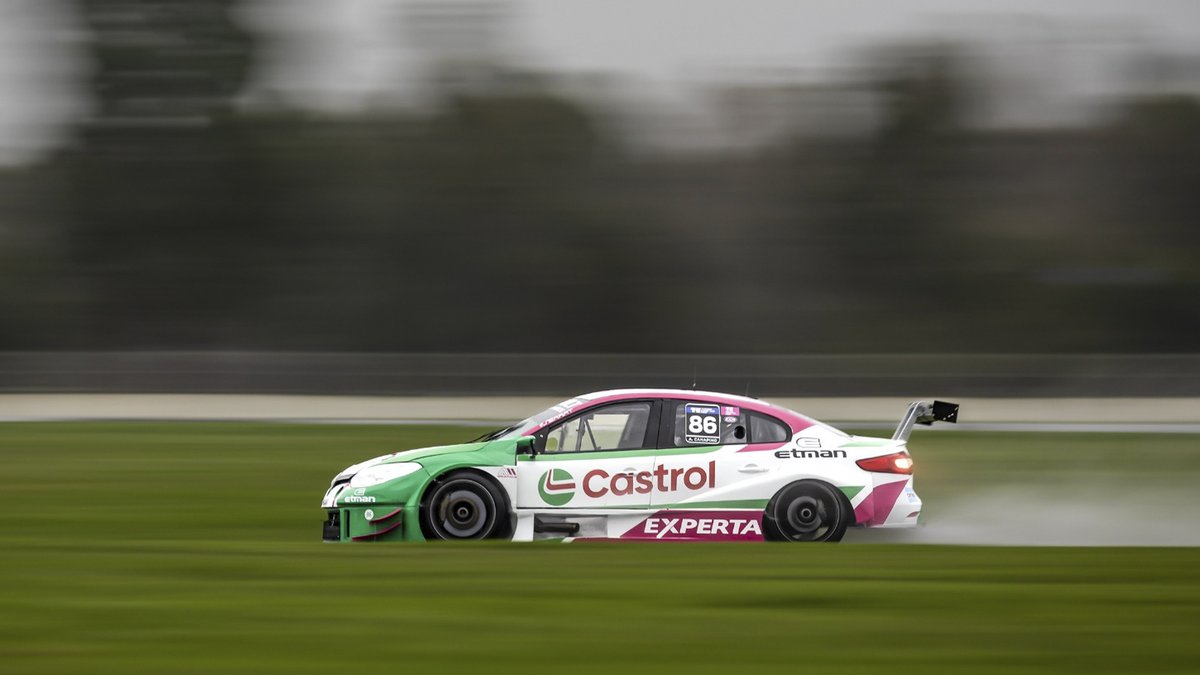 Un Renault dominó bajo la lluvia

El arranque de la tercera fecha del campeonato de #TurismoCarretera2000  estuvo enmarcado este viernes por las intensas lluvias en <a href="/AutodromoMouras/">Autodromo Mouras</a> , <a href="/AgustinCanapino/">Agustín Canapino 🇦🇷</a>  fue el más rápido con su #RenaultFluence
👇
facebook.com/asoccrenaultar…
👀