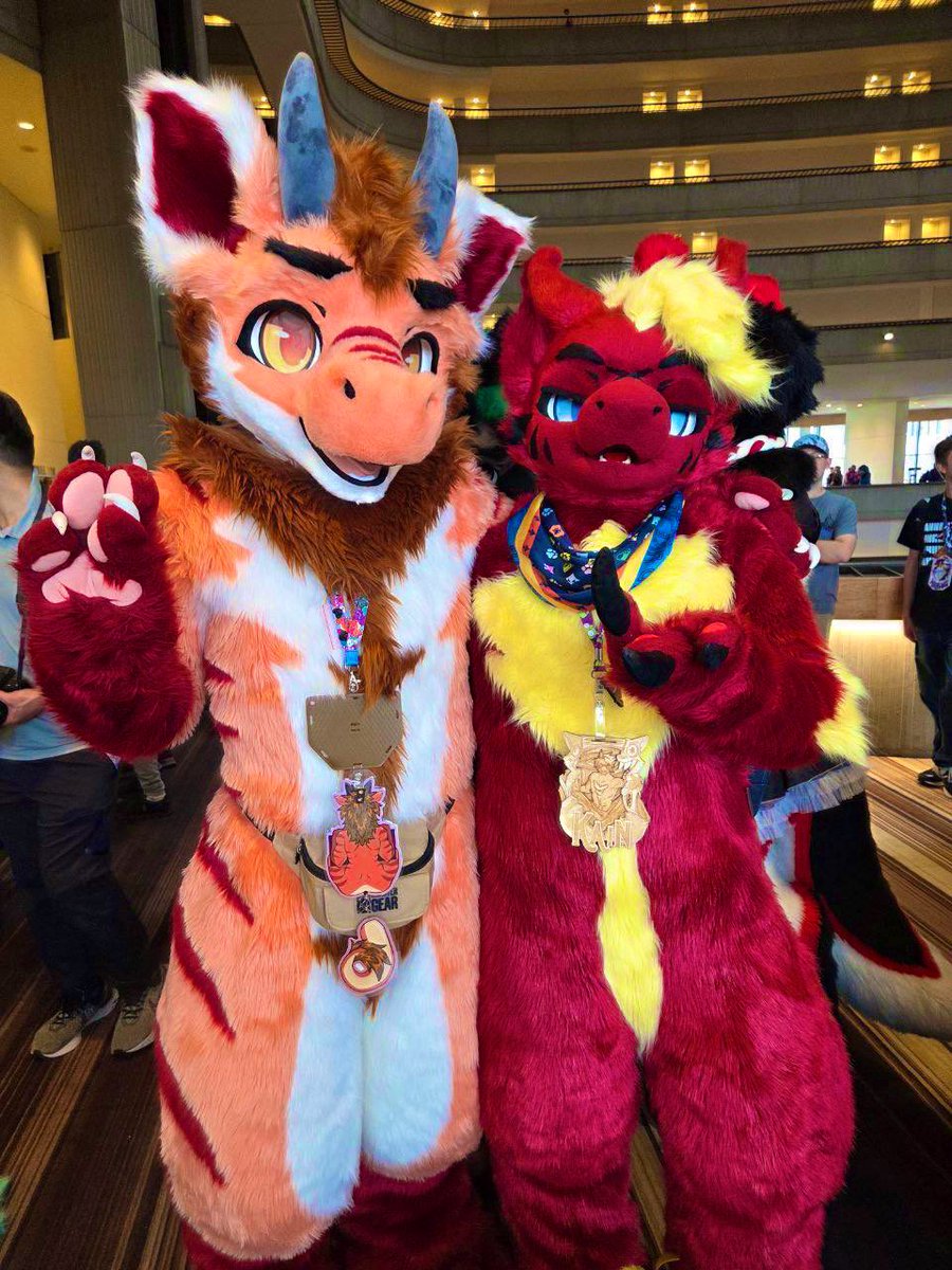 HunterDerg's tweet photo. Very happy that I was able to get a picture in suit with my derg sibling this year 😊 

🐉 @ReiBoF3 
📸 @Haiku_Fox 
#FursuitFriday https://t.co/NEyNGoF8YG