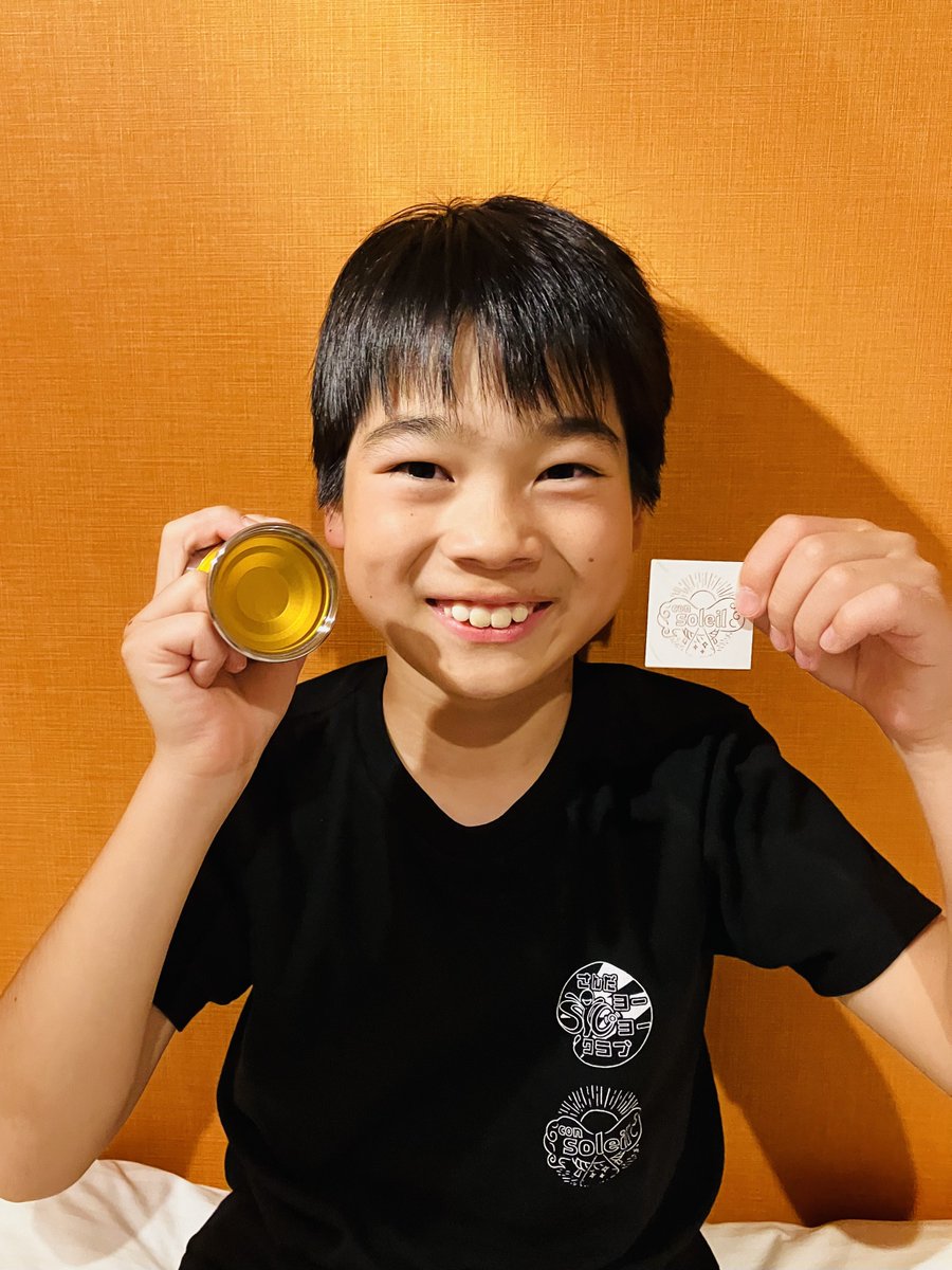 natsu_930's tweet image. 🪀#EJ25② なつレポ🪀

アゴウさん(@consoleil_ago)より、「地区大会頑張ったで賞🏆」として

以前から欲しかった #ツクモガミ を頂戴しました🪀

(こちら、アゴウさんの私物とのこと🙏)

大会後のホテルで開封の儀〜🙌

奇跡的にホテルの壁紙とカラーがリンク✨

大事に使います❣️

@consoleil_yoyos