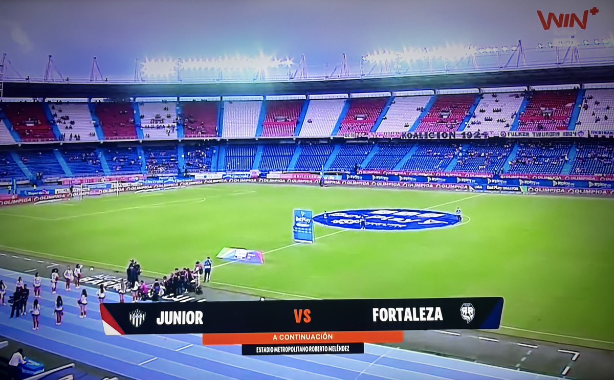 Impresionante la coordinación de la hinchada del Junior los de blanco, los de azul, los de rojo 

Severo tifo!

Protocolarios’ #JuniorXFortaTuPapá