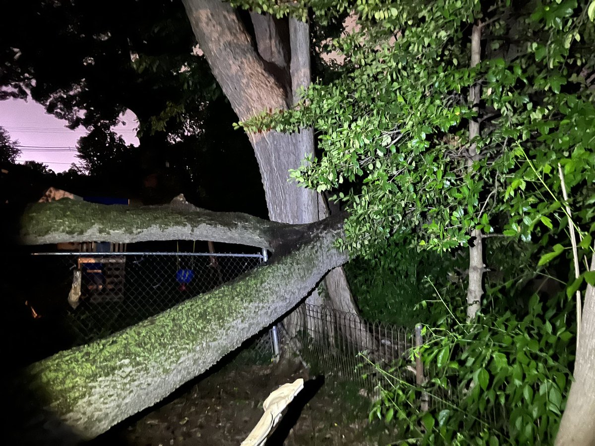 _chrisburgin's tweet photo. @MarcWeinbergWX @NWSLouisville near Audubon Park, came down around 10:10PM. https://t.co/glx6V90XTe