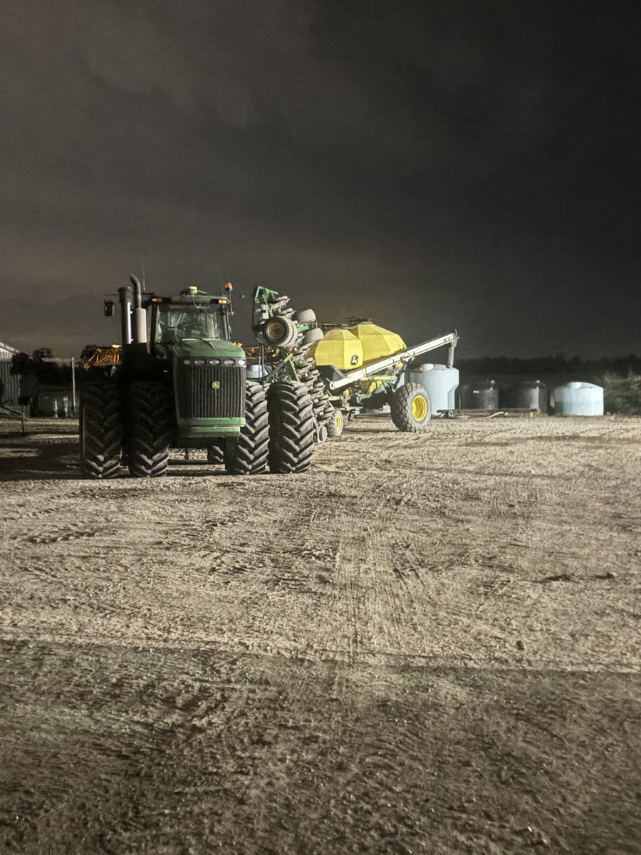 mikepearson89's tweet image. Parked for night better be wet in the morning #plant25 wit ⁦@Pearson_Farms⁩