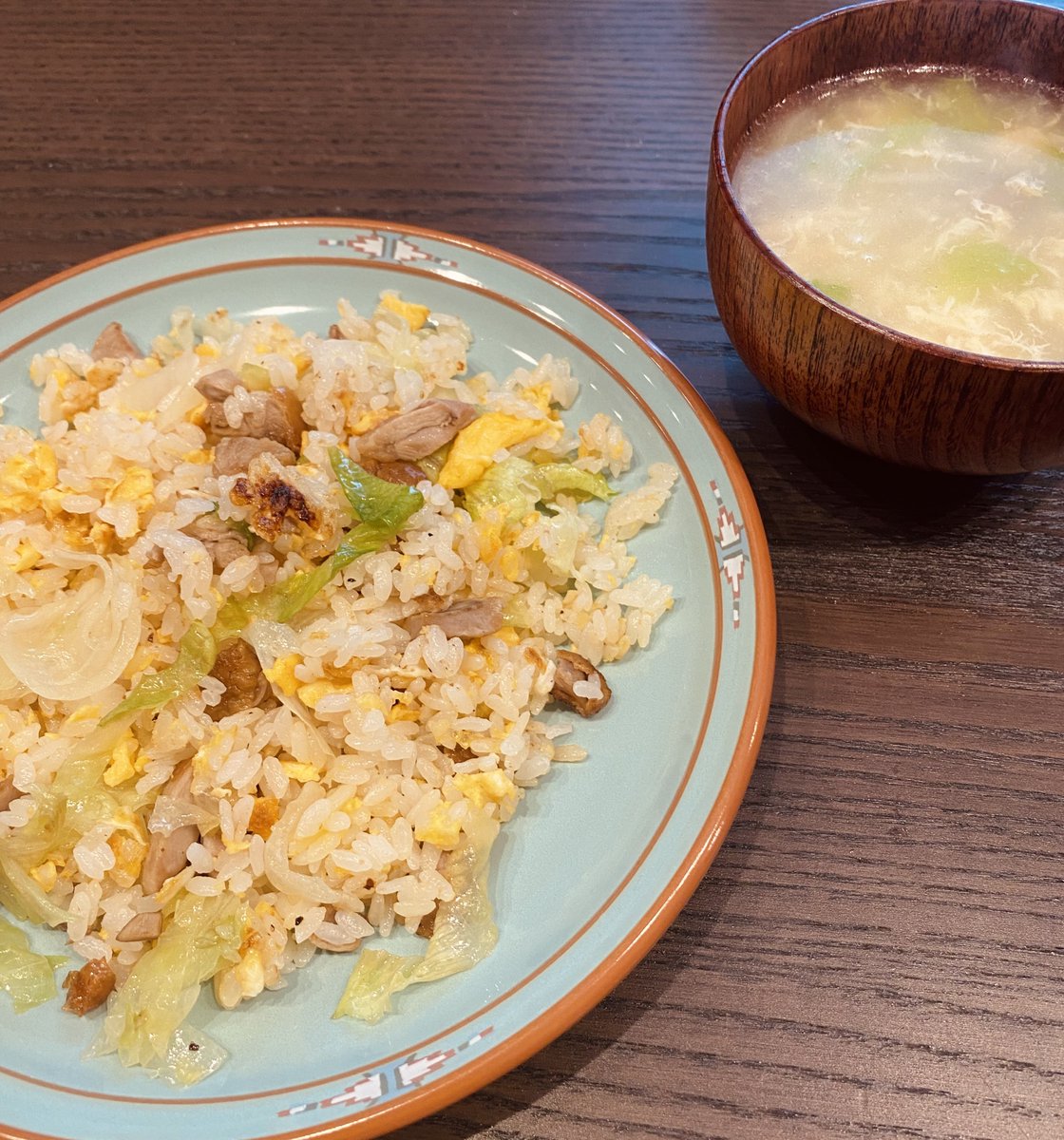 昨日おかざき先生と北京ダックを食べて残ったものをいただいてきて、レタス炒飯を作りました。二日ほどご飯を作らなかったんで、やる気が復活してスープも作った。