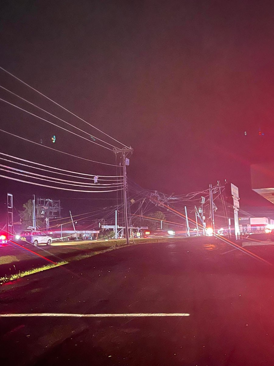 ChristianM_28's tweet photo. South Highway 27 Baxter’s Coffee next to Modern Systems. Many houses, businesses, and buildings down this way and are nearly gone along with downed trees and power lines. The structures are destroyed. 

Prayers for anyone and everyone affected by this tornado in Somerset, Kentucky.

📸: Ashley Helton (Somerset KY Talk)