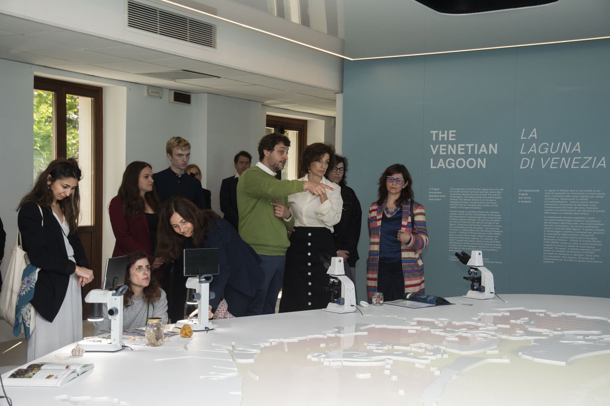 UNESCO_fr's tweet image. Lors de sa mission à Venise, en Italie, la Directrice générale @AAzoulay a visité le centre d’éducation à l’océan #SeaBeyond.

Aux côtés de @prada, l’@UNESCO_fr soutient + de 55 pays pour que la connaissance de l’océan et sa protection soient enseignées à l’école.

#OceanDecade