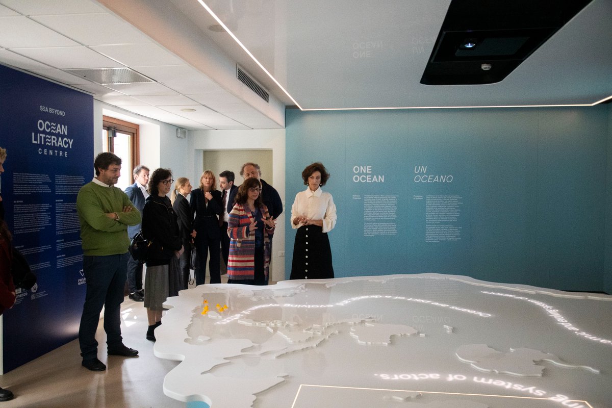 UNESCO_fr's tweet image. Lors de sa mission à Venise, en Italie, la Directrice générale @AAzoulay a visité le centre d’éducation à l’océan #SeaBeyond.

Aux côtés de @prada, l’@UNESCO_fr soutient + de 55 pays pour que la connaissance de l’océan et sa protection soient enseignées à l’école.

#OceanDecade