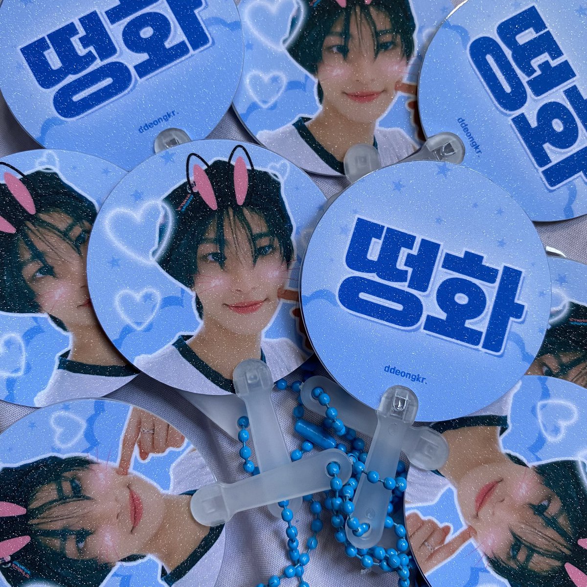 ddeongkr's tweet photo. ☆ actual photos ☆

so excited to give these out and meet filotinys for the first timeee 💖 see you tomorrow!! 

@1117CafePH 
#ATEEZ #TowardsTheLightWillToPower #ATEEZinCinemas #ATEEZinCinemasPH
prints by @dubushopph thanks po 🫶🏻 https://t.co/MVVjWrgVoi