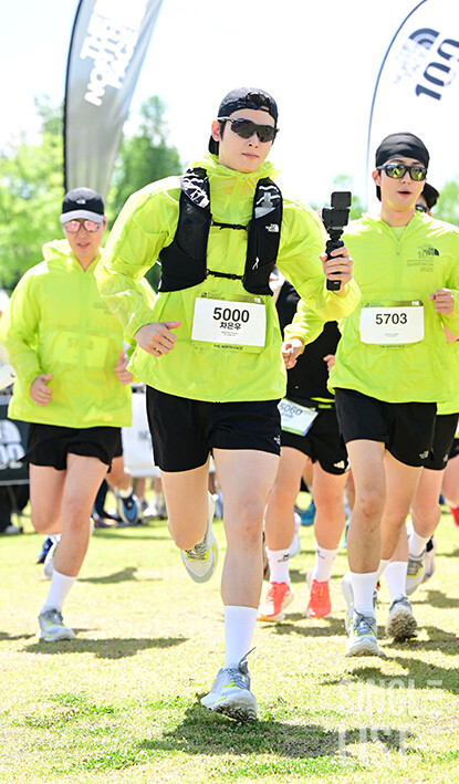 slist2015's tweet photo. [포토] 차은우 '러닝하는 모습도 멋짐'

#차은우 #CHAEUNWOO 
@CHAEUNWOO_offcl
#2025TNF100GANGWON  
#2025TNF100강원 
⬇관련기사⬇
https://t.co/AZkf0Rs2q0 https://t.co/KF0ALBZr12