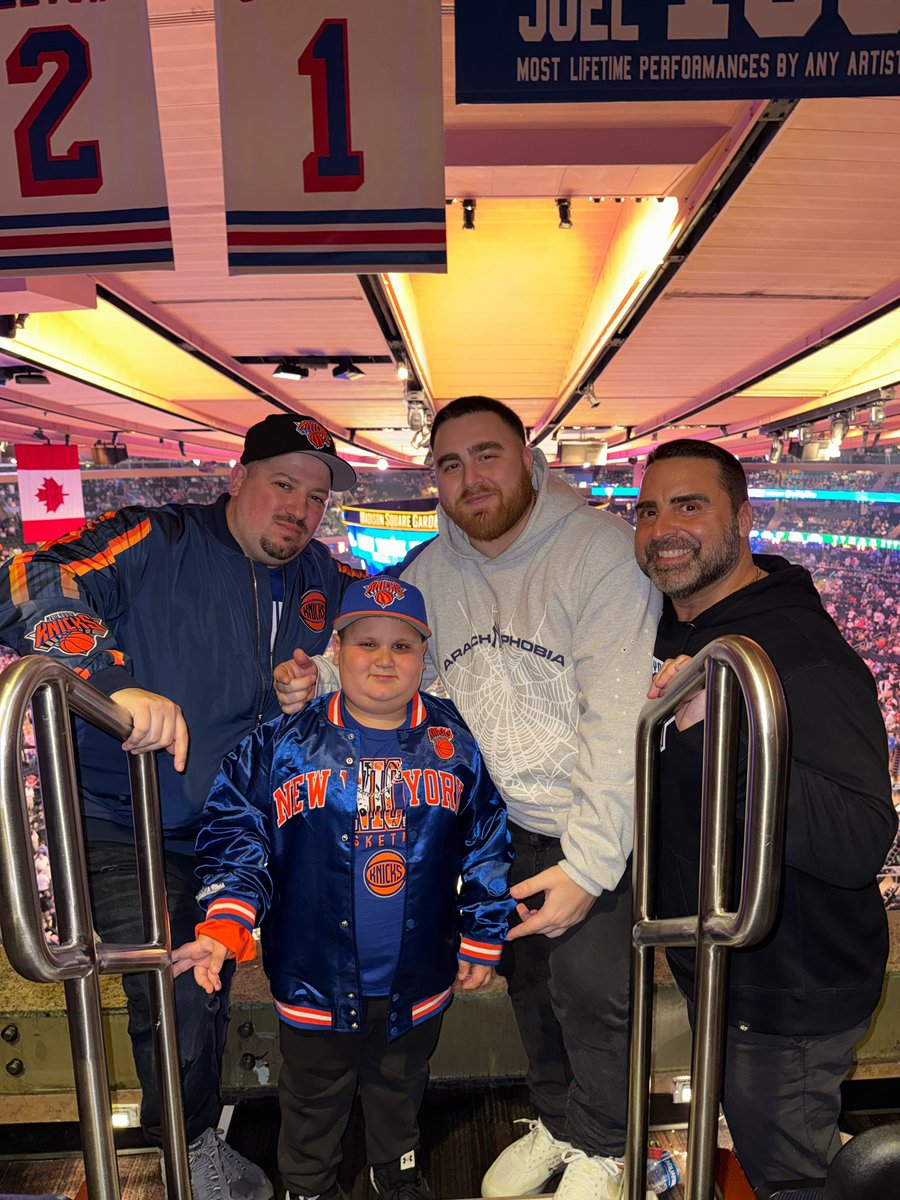 LosPollosTV's tweet photo. Keep the family close https://t.co/ef4KFwBcx3