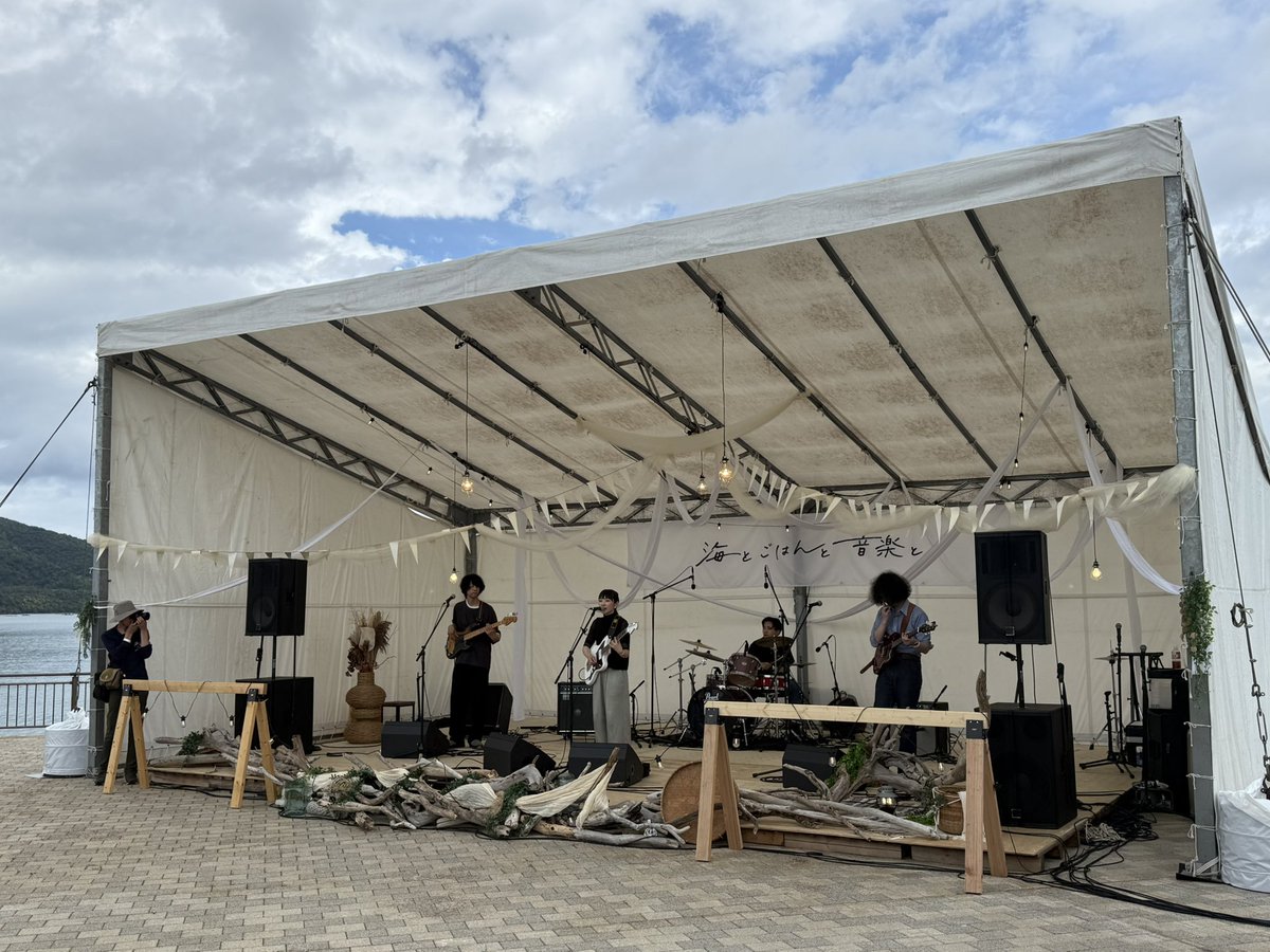 KKDfukui's tweet photo. 若狭湾をバックにステキな音楽が流れています🎼
#easycome https://t.co/g61AwZQV6M