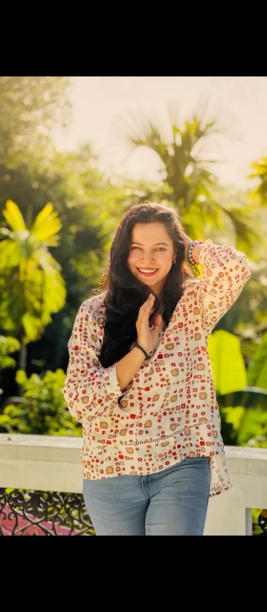 Kiran Baisa (@kiiranrajput) on Twitter photo नस्ल ये जो रब से मिन्नत माँगती है
थोड़ी मेहनत भी तो क़िस्मत माँगती है
चुभती है आज़ादियाँ उस की जहाँ को
जब इक औरत हक़ की दौलत माँगती है
इक वफ़ा दो लफ़्ज़ तेज़ी यार की सी
कुछ ज़ियादा कब मोहब्बत माँगती है
दिन गए जब रूह का रिश्ता थी चाहत
अब मोहब्बत भी नज़ाकत माँगती है नस्ल ये जो रब से मिन्नत माँगती है
थोड़ी मेहनत भी तो क़िस्मत माँगती है
चुभती है आज़ादियाँ उस की जहाँ को
जब इक औरत हक़ की दौलत माँगती है
इक वफ़ा दो लफ़्ज़ तेज़ी यार की सी
कुछ ज़ियादा कब मोहब्बत माँगती है
दिन गए जब रूह का रिश्ता थी चाहत
अब मोहब्बत भी नज़ाकत माँगती है