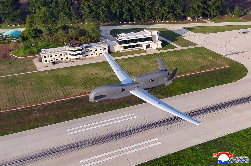 Kim Jong Un supervisionou em 15/5 exercícios da força aérea norte-coreana com foco em defesa contra mísseis de cruzeiro e drones, uso de bombas de precisão de longo alcance e guerra eletrônica. Destacou a importância de cenários realistas e modernização da defesa aérea.