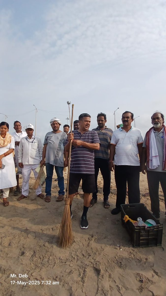 sudarsandasINC's tweet photo. ସଫେଇ କର୍ମଚାରୀ ମାନଙ୍କ ସମାଜ ପାଇଁ ଅବଦାନ ଅତୁଳନୀୟ l
କୋଣାର୍କ ରେ ସର୍ବୋଦୟ ସଂକଳ୍ପ ଶିବିର ର ଶ୍ରମଦାନ କାର୍ଯ୍ୟକ୍ରମ ରେ ଚନ୍ଦ୍ରଭାଗା ଠାରେ ସଫେଇ କରୁଥିଲା ବେଳେ ଭେଟିଲୁ ଦୁଇ ସଫେଇ କର୍ମଚାରୀଙ୍କୁ - ବାମନ ଗୋଛୟତ ଓ ସୁମିତ୍ରା ଗୋଛୟତ l
ଦୁନିଆ ର ଆବର୍ଜନା ଉଠାଇବାରେ ସେମାନଙ୍କ ମନରେ ତିଳେ ମାତ୍ର ଅବସାଦ ନାହିଁ l
@RGPRSOdisha https://t.co/Tf4BgxwHS3