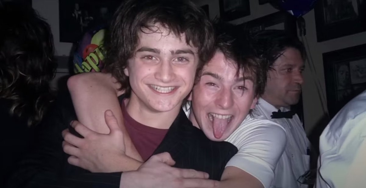 sxptinobiel's tweet image. Dia stuntman di film Harry Potter, double-nya Daniel Radcliffe. 

Anak muda berbakat, mantan atlet senam, mulai kerja di umur 17. Tapi hidupnya berubah drastis gara-gara kecelakaan tragis di tahun 2009. 

Ini dia kisah tentang David Holmes yang bikin merinding + inspiratif. 🧵