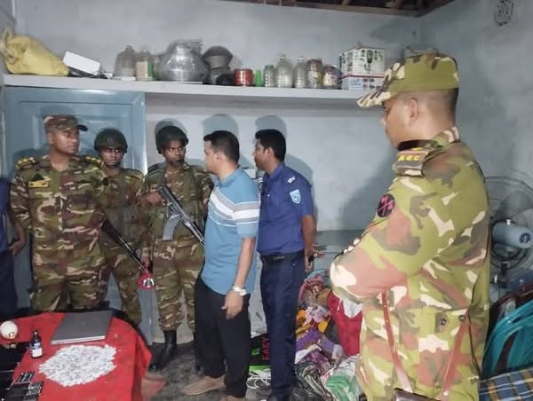 গোবিন্দগঞ্জে যৌথবাহিনীর হ্যাকবিরোধী অভিযান: সিম-মোবাইলসহ প্রযুক্তি সরঞ্জাম উদ্ধার