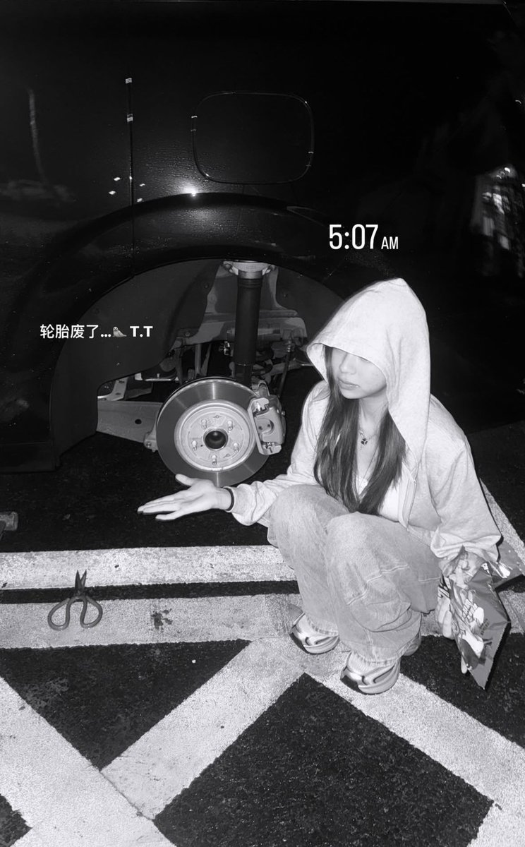 เกิดแต่กับ35จริงๆ เห้อออยากพาพวกหนูออกจากค่ายอิเหี้ยนี้จัง ประเด็นคืออิค่ายไม่ซื้อตั๋วเครื่องบินล่วนหน้าต้องมาซื้อเอาที่สนามบินเองสุดท้ายเงินไม่พอจึงเลือกที่จะไม่ซื้อตั๋วให้ ไผ่หลิวกับอีลินต้องรอเจ้าหน้าที่นำเงินมาให้ที่สนามบิน