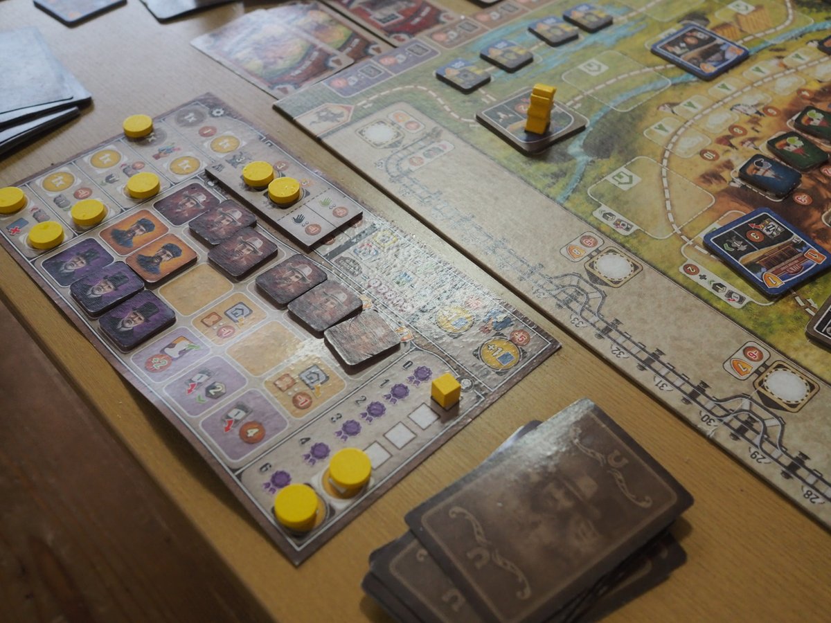 matz_jon's tweet image. 突然の、雨に打たれてグッシャグシャっ！これが「重めボードゲーム置きっぱなし」のリスクかっ。個人ボード見るからに歪んでてショックだぜっ。ひでぶっ！
#GWT