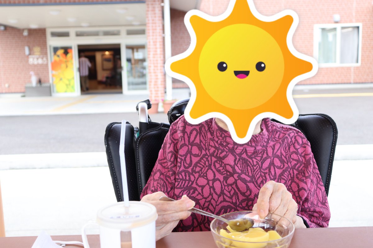 t_marumelo's tweet photo. 昨日は天気も��く暖かい日だったので、お外でおやつを食べるユニットがありました☺☀
みなさま楽しそうにお喋りしたり、きれいに咲いているお花を見たりと素敵な時間を過ごされていましたよ♪この日のおやつは、常食の方が酒かすを使用したお饅頭、ソフト食の方はパインゼリーでした！ https://t.co/iqBWKmzwV4