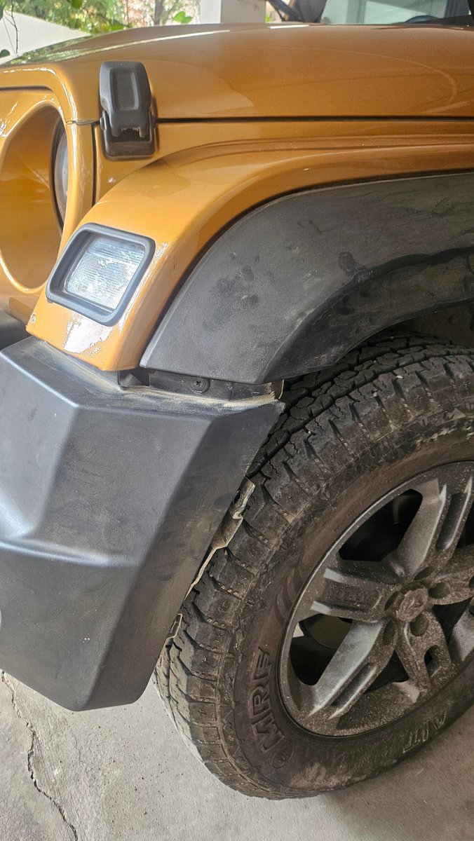 GurucharanPadki's tweet photo. A small load truck with the number KA53 AB - 0568, while overtaking me from the left at KR puram last evening, hit my car causing damages to the bumper. Two boys were recklessly driving, they didnt bother to answer and just drove away. @blrcitytraffic @BlrCityPolice @3rdEyeDude https://t.co/qMMeJKMPhi