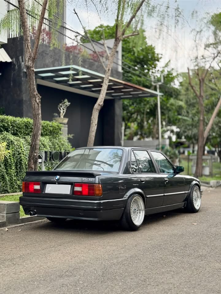 Suka Mobil Tua tweet media