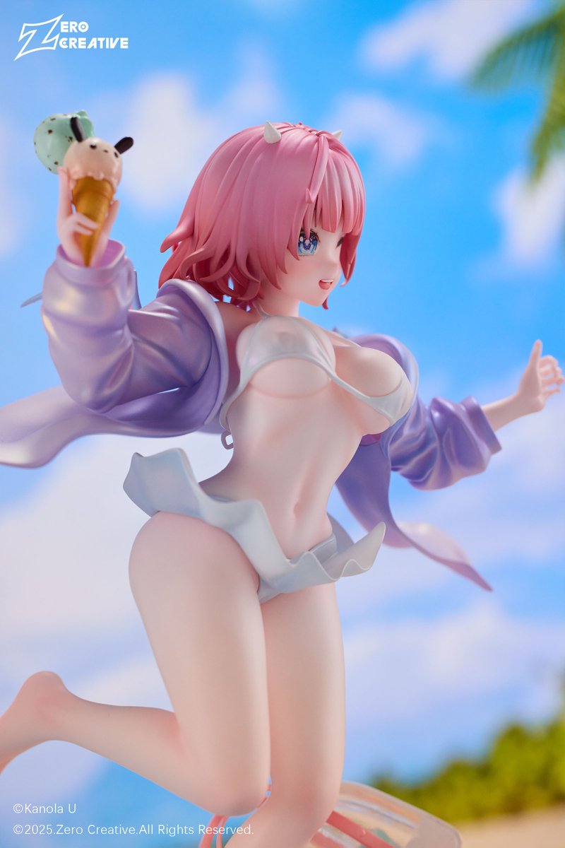 ZeroCreative2's tweet image. Holding a transparent beach bag in her left hand and raising an ice cream cone with her right, her ample chest and blushing cheeks from embarrassment are impossible to ignore—let’s take a closer look at her full figure!