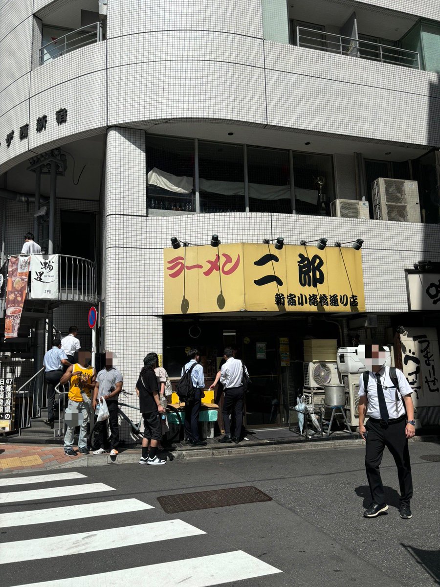 _kawakun's tweet photo. ラーメン二郎新宿小滝橋通り店
小ラーメンうずらトッピング
コールはﾆﾝﾆｸｱﾌﾞﾗｶﾀﾏﾘ
食券購入直後に食券を渡し、その場でコール。店内は殺伐。麺量は控えめに220g程度。麺はコシのないうどんのよう。豚と乳化スープは美味しかったが・・・
#ラーメン二郎 #ラーメン二郎新宿小滝橋通り店 https://t.co/3iXRfPuLZ8