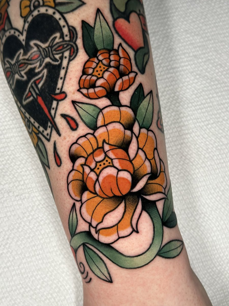 juggaletteQT's tweet photo. Cute peony for my cute client! 🧡💛 https://t.co/Fvkb7hfICh