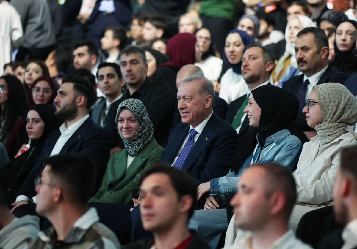 cihanbirsentr's tweet photo. Sabah Diplomasi, Akşam Festival ! 

Liderimiz , Sayın Cumhurbaşkanımızın enerjisi ve aşkı tüm gençlere ilham olmaya devam ediyor🇹🇷

Tüm teşkilatlarımızla unutulmaz bir GENÇFEST  🤩❤️‍🔥 https://t.co/urwPBAwZSz