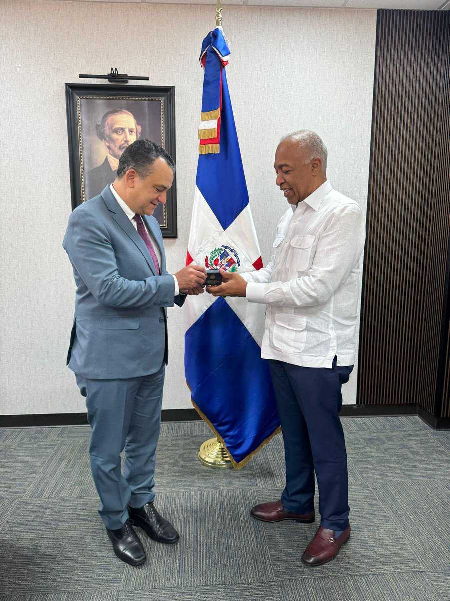 El honorable cónsul José Santana, recibió en su despacho la visita de cortesía del presidente de la junta Central Electoral <a href="/junta/">John Browning</a> Román Andrés Jáquez Liranzo, acompañado por parte de su equipo de trabajo. El cónsul, aprovechó la ocasión para exponerle -