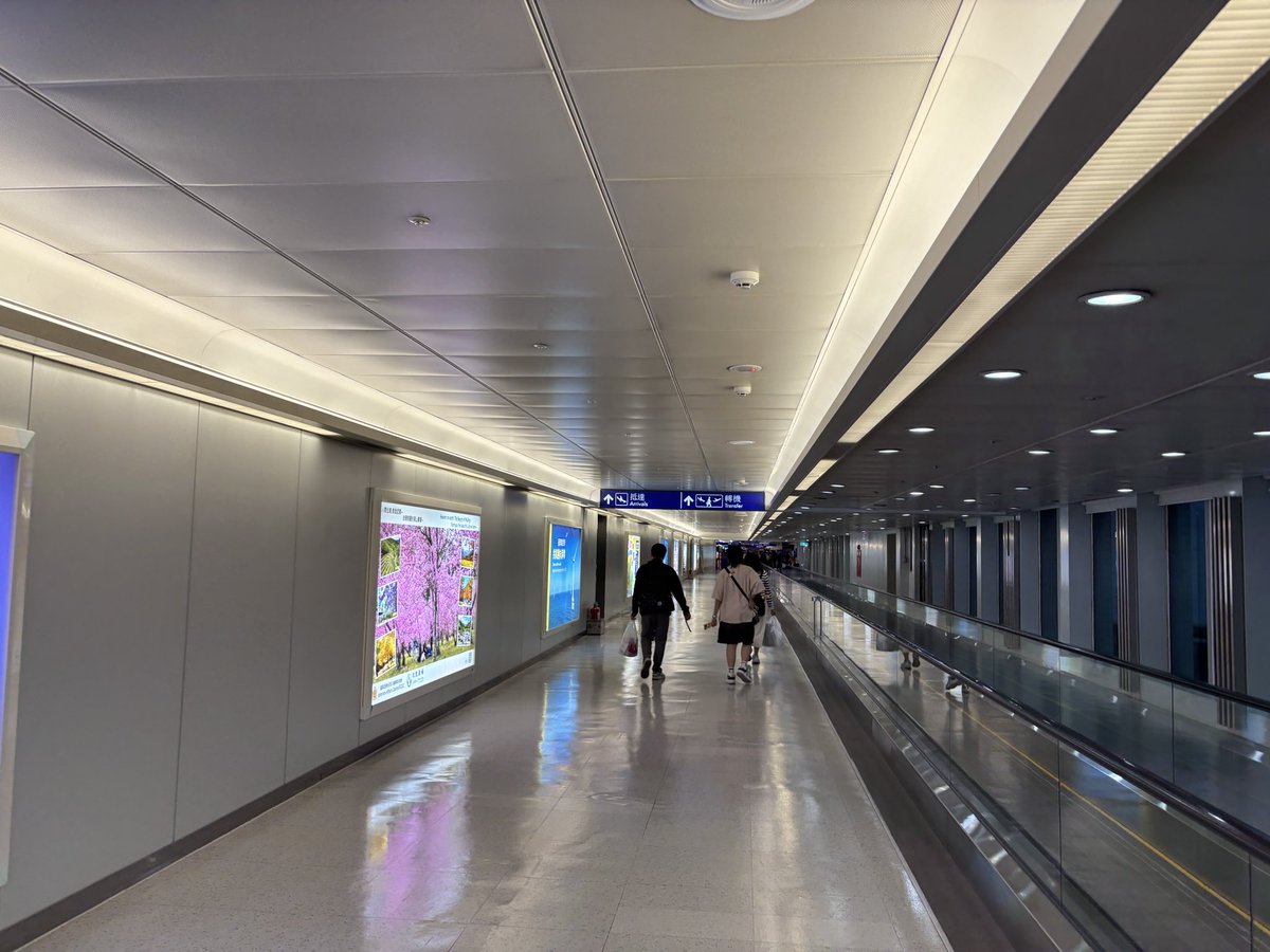 advancezero007's tweet image. 昨日の台湾桃園空港でのこと。入国手続き終えてターミナル出口でようとしたら報道陣と群衆にカメラフラッシュたかれ、え、俺ってそんな有名人だっけかと。後ろに誰か居たらしい。誰だったんだ？