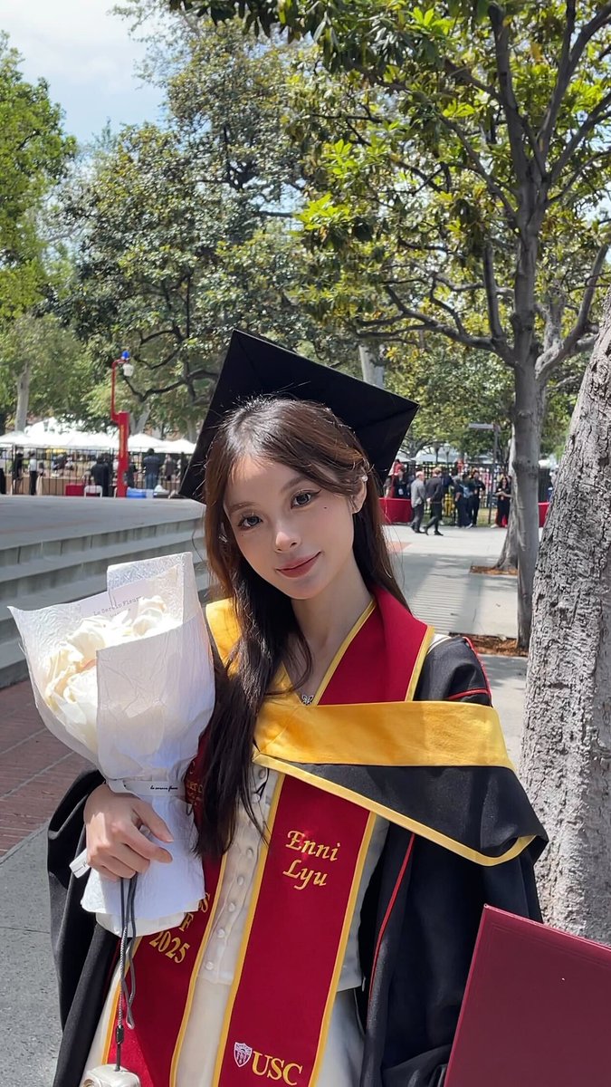 🎓Congrats to the talented Enni Lyu, who has has been on the NIIN team for 1.5 years, creating content for our social media! Enni graduated today from USC with a Master of Communication Management and will begin her new job in creator management 🌟 
We will miss you, Enni!