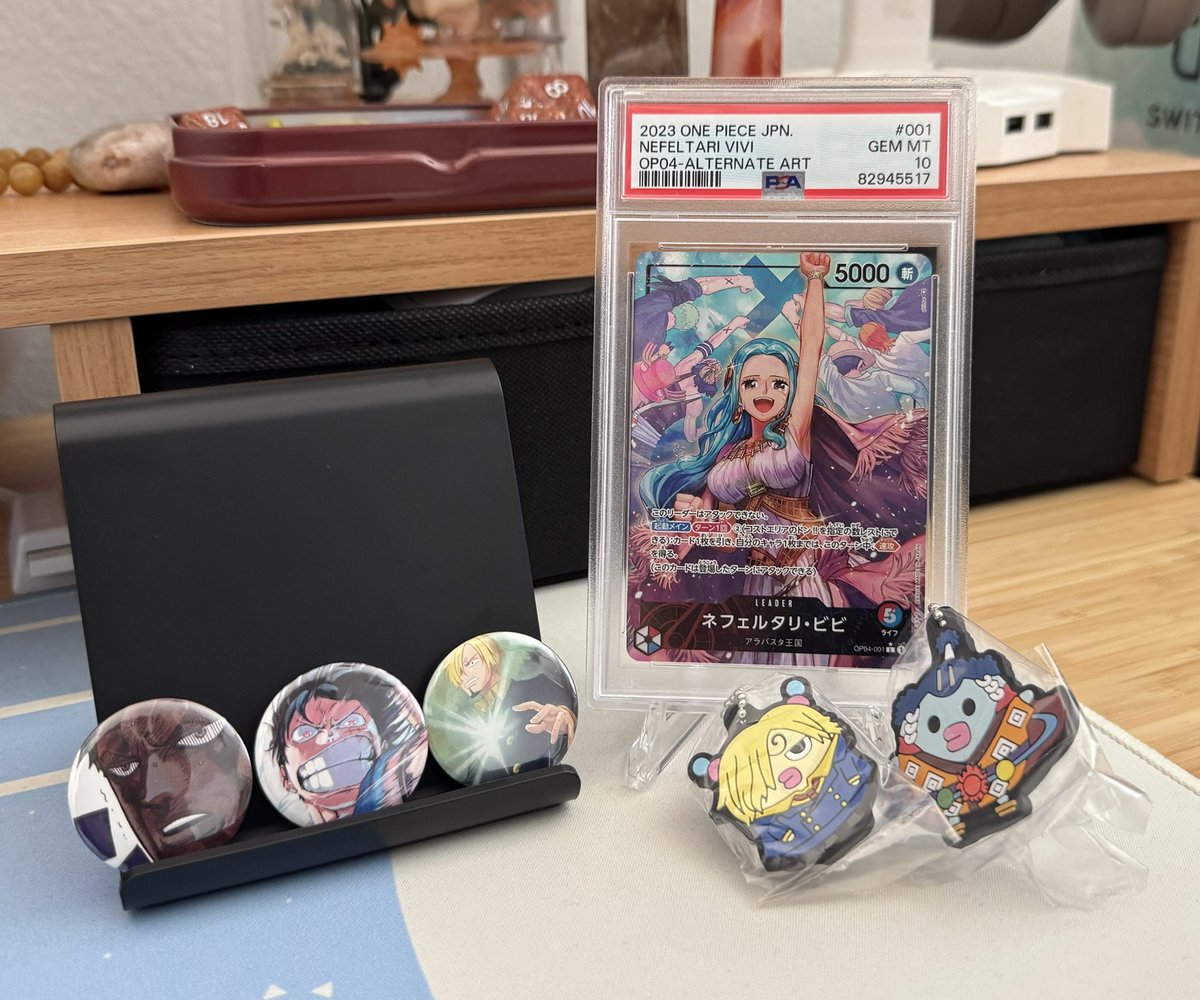 💛 Giveaway (US only 🇺🇸) 💛
PSA 10 JP Vivi Leader, Sanji+Jinbe x Tamagotchi charms, &amp; pins I made!

-Like
-Follow
-Repost

Giveaway ends May 21st 6pm PST!
Thank you to the OPTCG for the support and new friends thus far 🥹