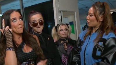Philouimette_'s tweet photo. Alexa Bliss in the background. 😂 #SnackDown https://t.co/QgHxF7HqQp